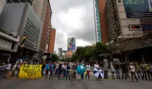 En nueva jornada de protesta opositores venezolanos bloquean avenidas