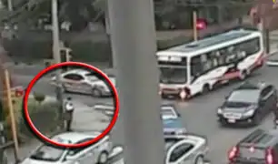 Hombre se salva de ser atropellado por bus en La Molina