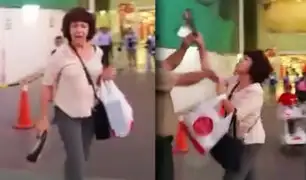 Mujer agrede a policía tras golpear a trabajadora en supermercado