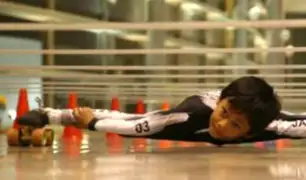 India: niño bate récord Guinness en patinaje de limbo