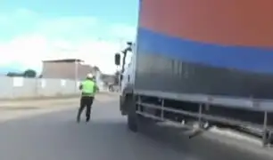 Tarapoto: chofer de camión casi atropella a policía por evitar intervención