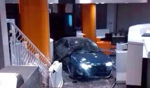 Auto terminó empotrado en tienda de Magdalena