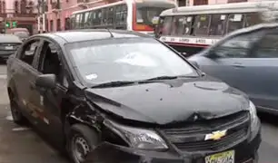 Rímac: motociclista destruye ventanas de taxi con pasajeros a bordo