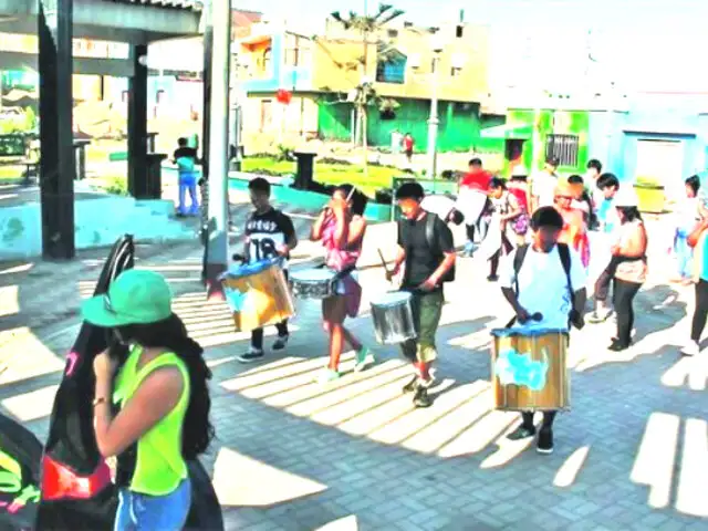 Huaral: jóvenes marchan con bandelora de grupo vinculado a Sendero Luminoso