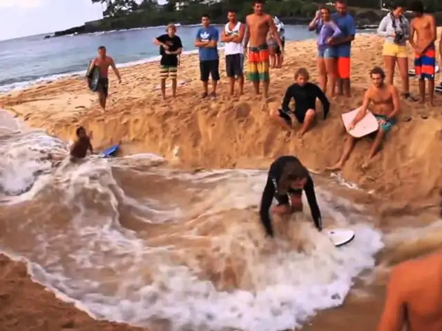 Tablistas crean sus propias olas en playa de Hawai