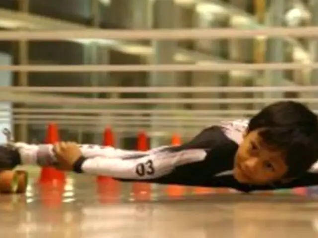 India: niño bate récord Guinness en patinaje de limbo