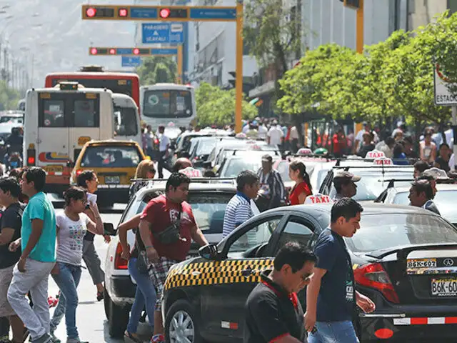 Conductores imprudentes generan caos en el Centro de Lima