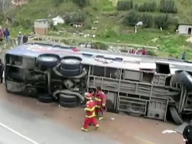 Accidente deja 3 muertos y 6 heridos tras despiste de bus interprovincial en La Libertad