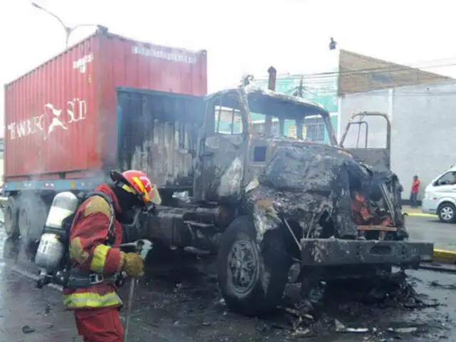 Callao: tras chocar camión y motocicleta se incendiaron en la avenida Argentina