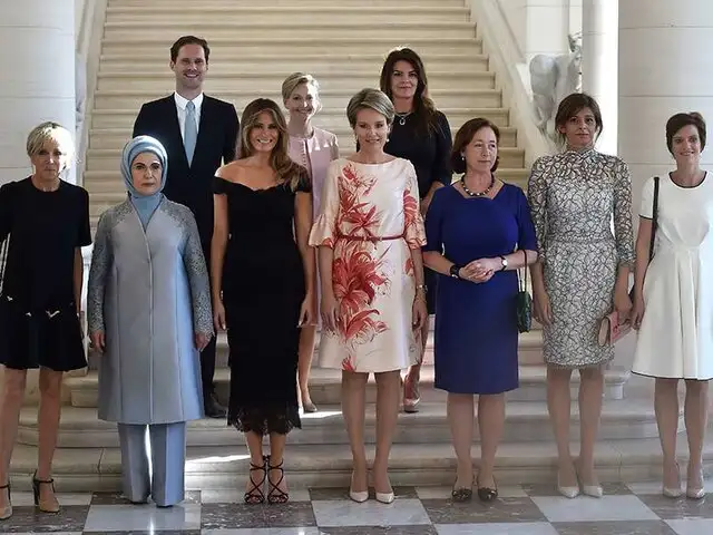 Esposo del premier de Luxemburgo posó con las primeras damas de la OTAN