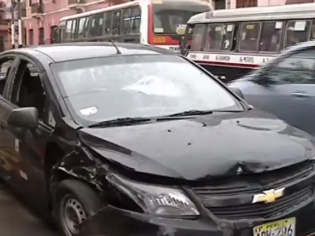 Rímac: motociclista destruye ventanas de taxi con pasajeros a bordo