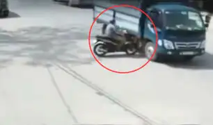 India: motociclista impacta violentamente contra camión