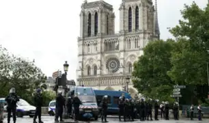 Francia: policía hiere a sujeto que atacó con martillo a un agente