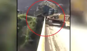 Cajamarca: tractor cae al río mientras realizaba trabajos en carretera