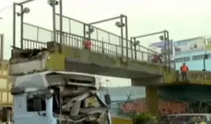 Vehículos pesados ocasionan daños a estructuras de puentes peatonales