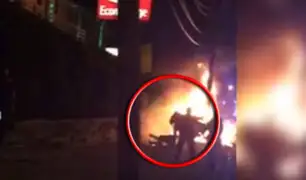 EEUU: hombre que se estaba quemando es golpeado por policías