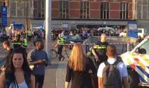 VIDEOS: auto atropella a peatones frente a estación de trenes de Ámsterdam