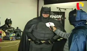 Fans de Batman en Perú homenajean al fallecido Adam West