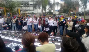 Miraflores: venezolanos realizan plantón por represión y muertes en su país