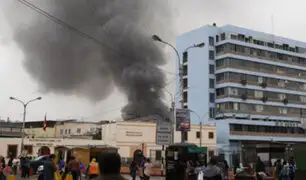 Cercado de Lima: 30 unidades de bomberos luchan para combatir el fuego en Mesa Redonda