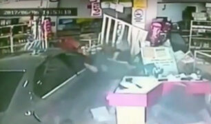 Cinco personas resultaron heridas al estrellarse auto contra una tienda en México