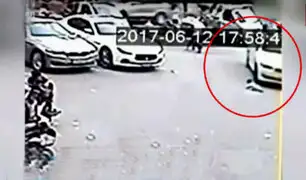 China: niño salva de morir tras ser arrollado por auto