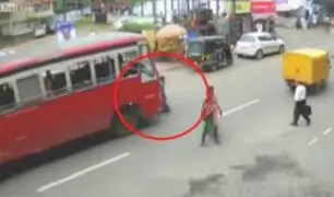 Nepal: bus arrolla y mata a mujer que cruzó la calle de manera imprudente