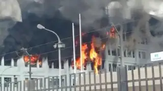 Impactantes imágenes: incendio de grandes proporciones consume galería cerca a Las Malvinas