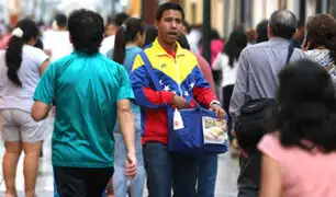 Profesionales venezolanos trabajan en distintos oficios para mantenerse