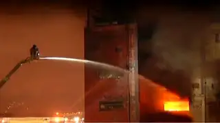 Incendio en Las Malvinas: fuego se reaviva en galería Nicolini