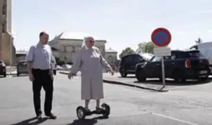 Monja de 78 años se vuelve viral tras usar patineta eléctrica