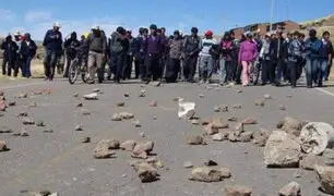Maestros en huelga bloquean carretera Cusco - Arequipa - Lima