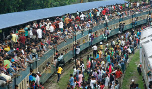 Bangladesh: miles pugnan por abordar trenes y ferrys luego del Ramadán