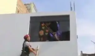 Trujillo: sujetos intentan arrojar a mujer desde segundo piso