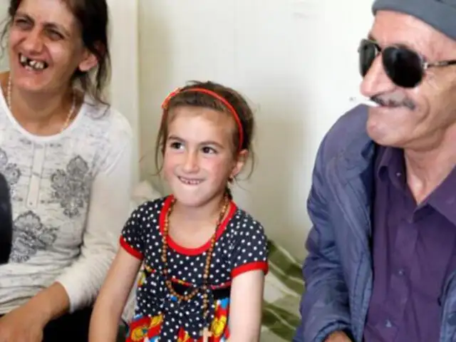 Irán: niña se reúne con sus padres tras 3 años de cautiverio a manos del Estado Islámico.