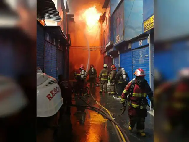 Cercado de Lima: reportan nuevo incendio en galería de ropa