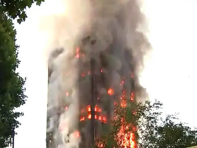 Incendio consume complejo residencial en Londres