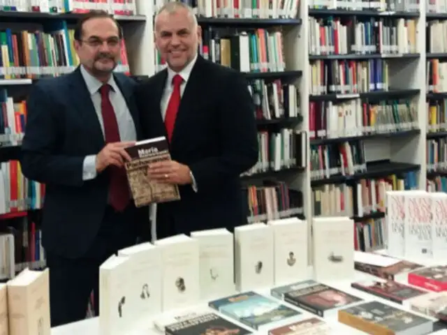 Perú entrega libros al Instituto Cervantes de Río de Janeiro