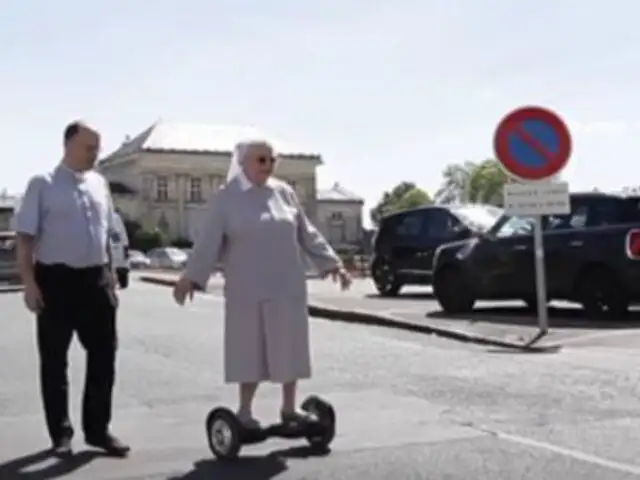 Monja de 78 años se vuelve viral tras usar patineta eléctrica