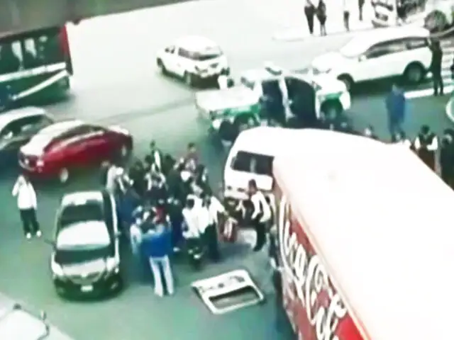 Surco: choque entre combi y camión repartidor de gaseosas deja doce heridos