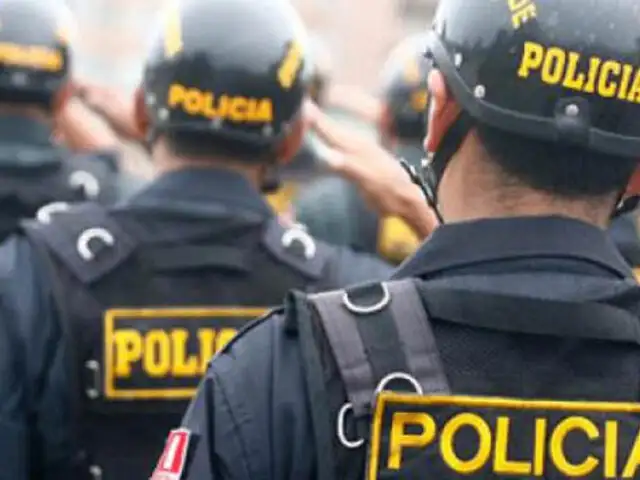 Policía rescata a mujer atrapada en acantilado del malecón de Miraflores