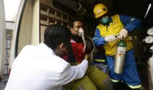 Bomberos reciben atención médica gratuita tras incendio en Las Malvinas