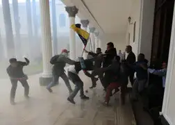 Venezuela: ‘chavistas’ irrumpen con violencia en Parlamento y hieren a diputados