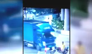 China: motociclista resulta herido tras ser embestido por camión
