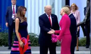 Polonia: primera dama dejó con el brazo extendido a Donald Trump