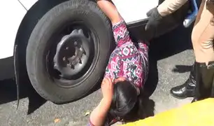 Arequipa: cobradora de combi se colocó bajo neumáticos para evitar intervención