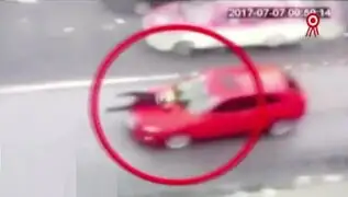Chofer arrastró a policía sobre el capó de su auto para evitar multa