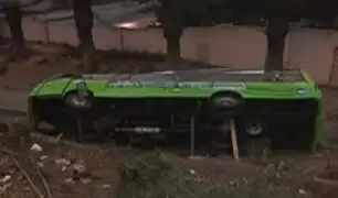 Bus turístico volcado aún permanece en Cerro San Cristóbal
