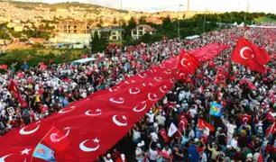 Turquía: miles conmemoran el primer año del fallido golpe contra Erdogan
