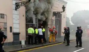 Centro de Lima: incendio consume parte de restaurante en el jirón Camaná